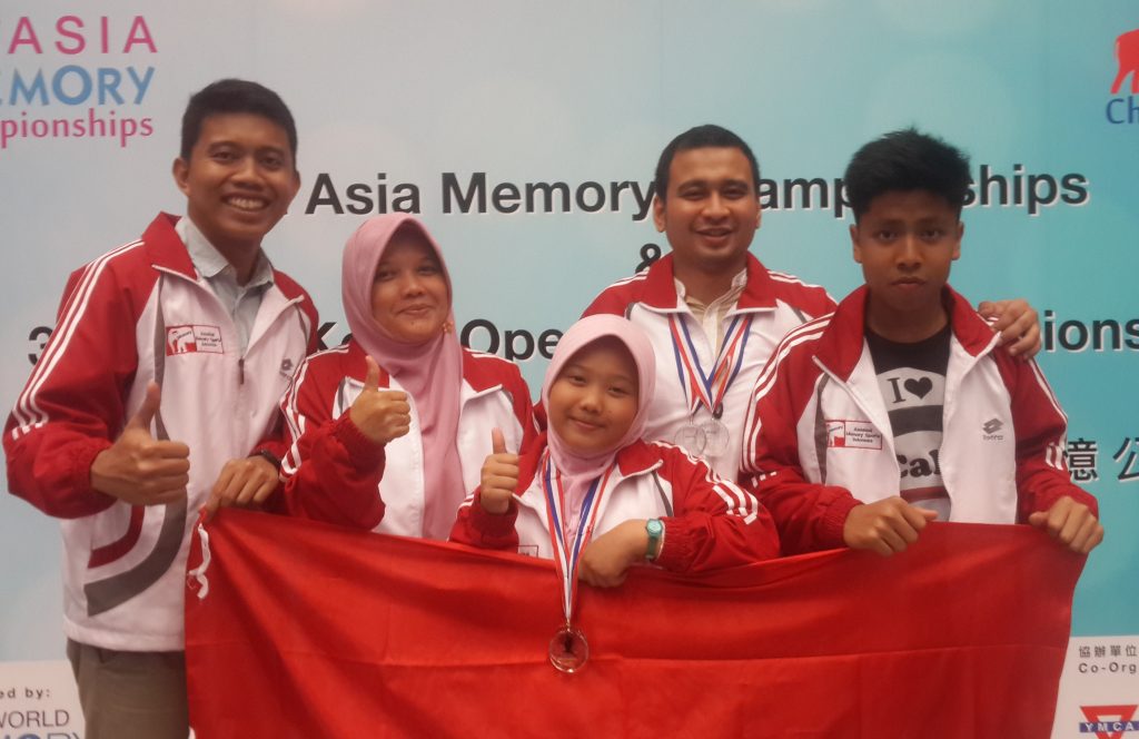 Tim Memory Sports Indonesia_kiri ke kanan_Aris(arbiter)_Siti(Official)_Shafa(10tahun_peserta)_Yudi(Coach&Peserta)_Fakhri(14tahun_peserta)
